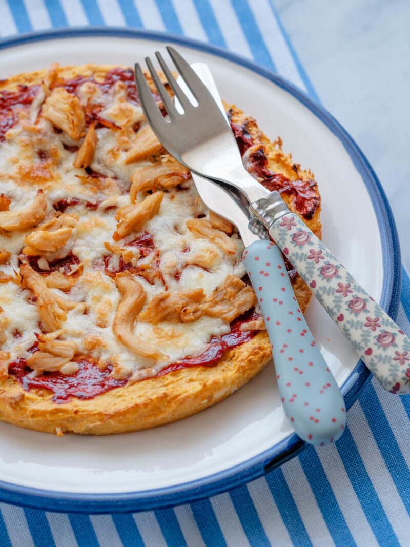 pizza de pollo receta Pizza de boniato en freidora de aire o al horno, fácil y saludable pizza con base de boniato y pollo