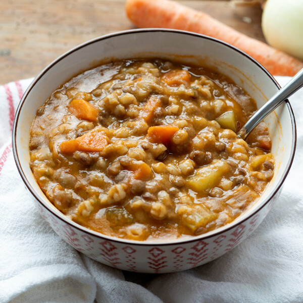Sopa italiana de espelta y lentejas