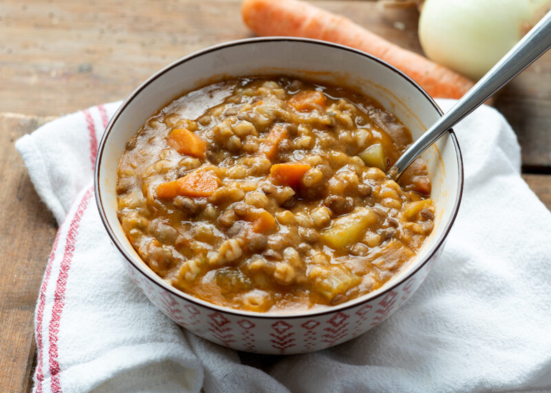 Sopa italiana de espelta y lentejas