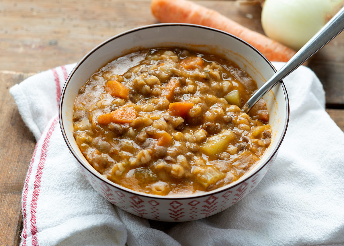 Sopa italiana de espelta y lentejas