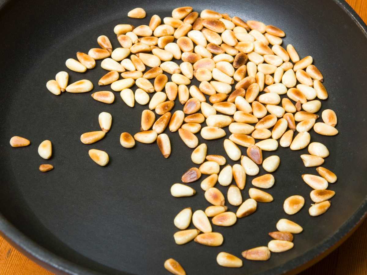 tostas pinones Caponata siciliana, la receta tradicional con berenjena tostas pinones Caponata siciliana, la receta tradicional con berenjena