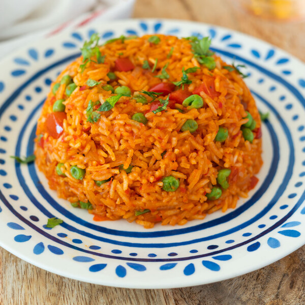 Arroz con pimientos al estilo Djuvec servido en un plato con perejil fresco.