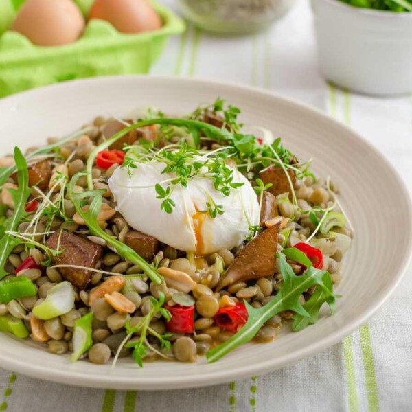 ensalada de lentejas y huevo escalfado