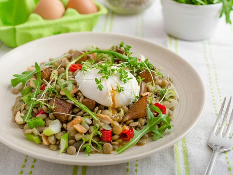 ensalada de lentejas y huevo escalfado