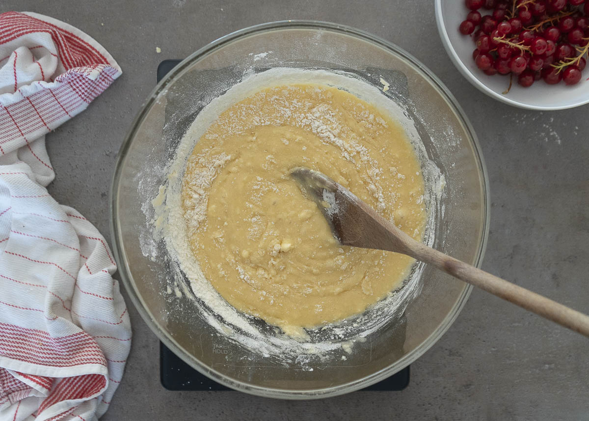 masa muffins grosellas rojas almendras 06918 Muffins de grosellas rojas y almendras