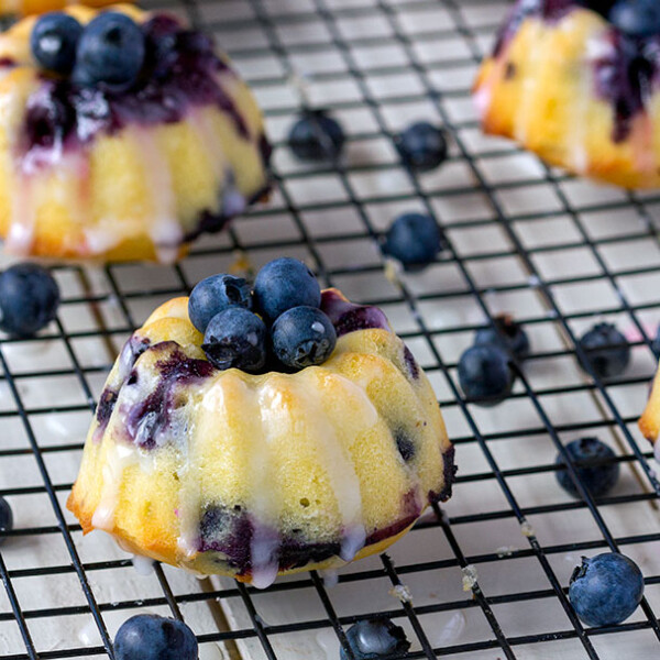 Mini bizcochos de arándanos y yogur con glaseado de limón