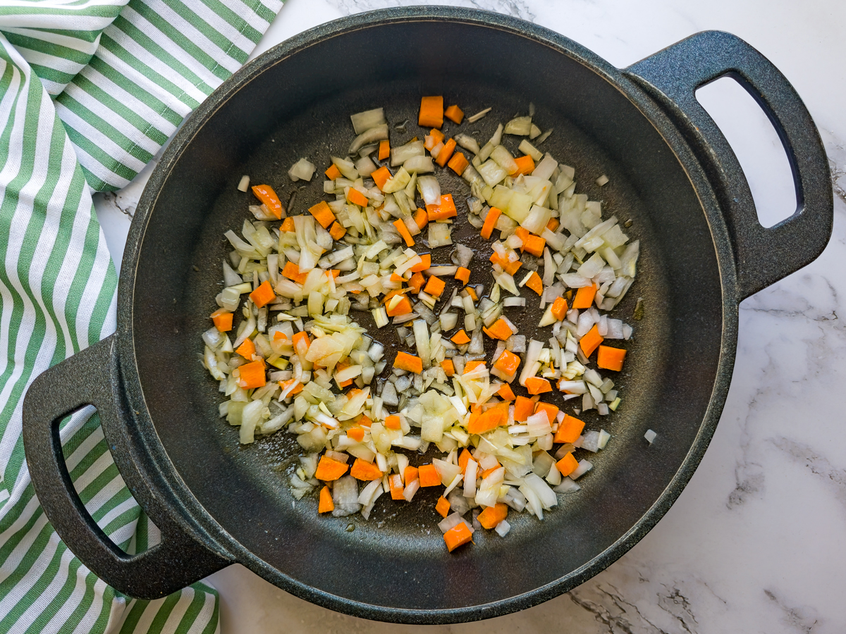 saltear cebolla y zanahoria Lasaña de berenjenas en freidora de aire