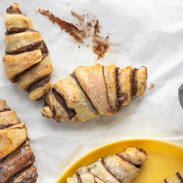 Mini croissants de Nutella recién hechos en airfryer, dorados y crujientes