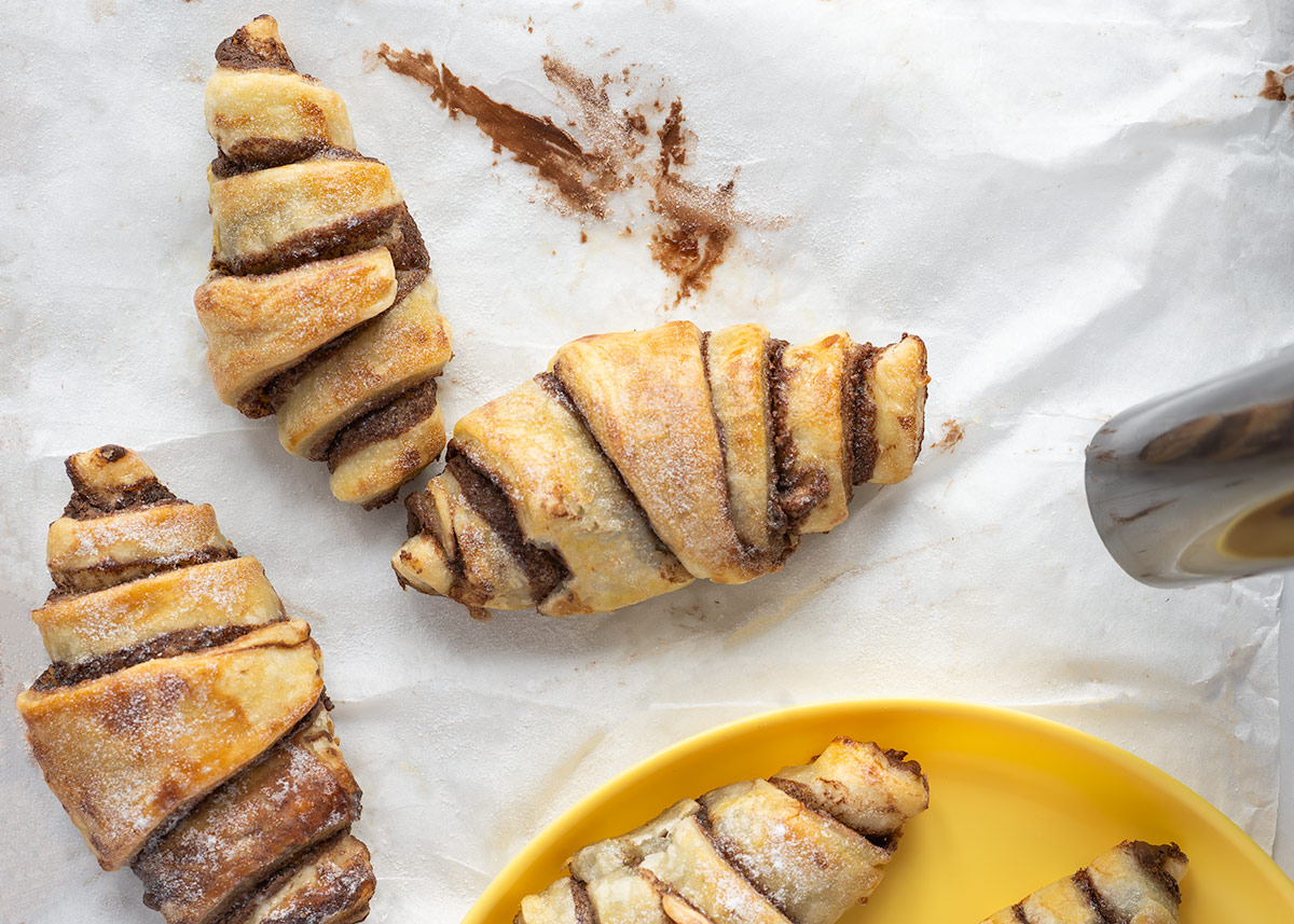 Mini croissants de Nutella recién hechos en airfryer, dorados y crujientes