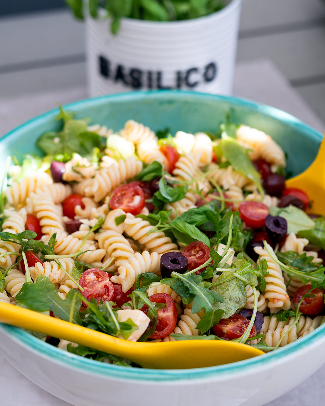 ensalada italiana pasta fredda 03093 - Ensalada italiana de pasta: una ensalada de pasta fría, sencilla y deliciosa Ensalada italiana de pasta fría con tomates cherry, mozzarella y rúcula