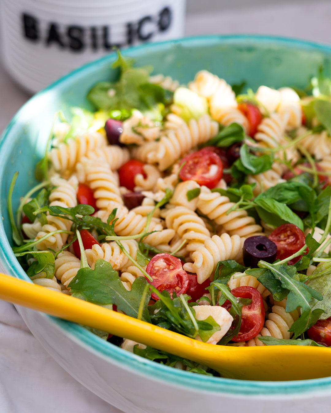 ensalada pasta italiana mozzarella tomates 03097 - Ensalada italiana de pasta: una ensalada de pasta fría, sencilla y deliciosa Ensalada italiana de pasta fría con tomates cherry, mozzarella y rúcula