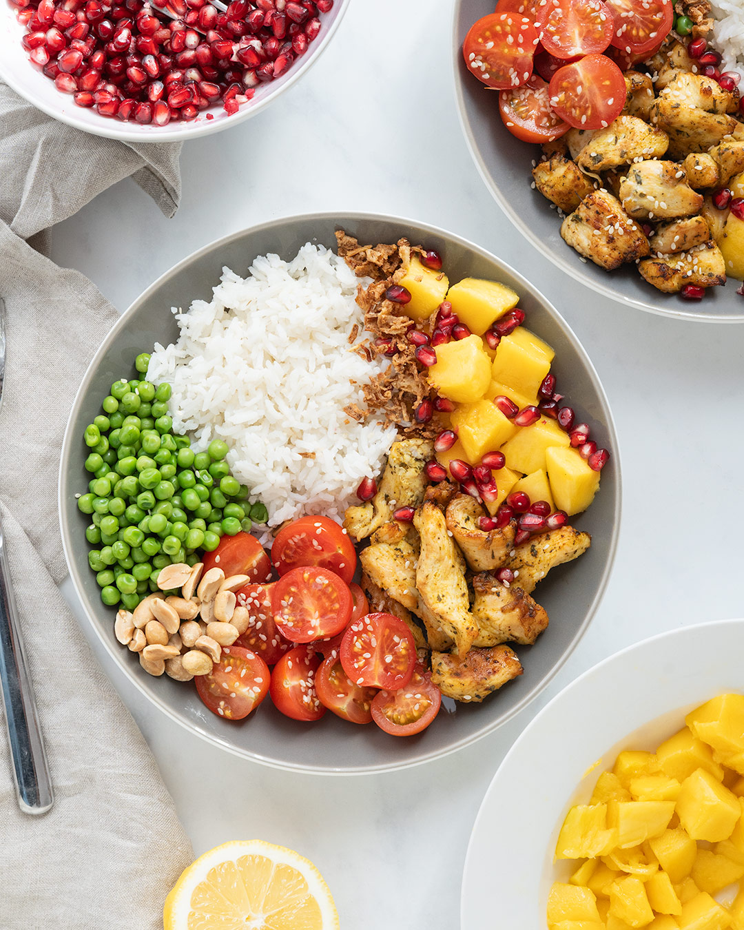 poke bowl pollo mango 02468 Poke Bowl de pollo y mango Poke Bowl de arroz basmati con pollo, mango, granada, tomates cherry y cebolla frita