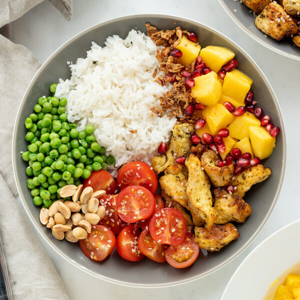 Poke Bowl de pollo y mango saludable