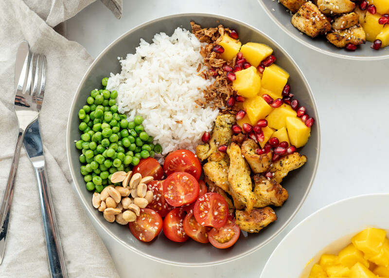 Poke Bowl de pollo y mango saludable