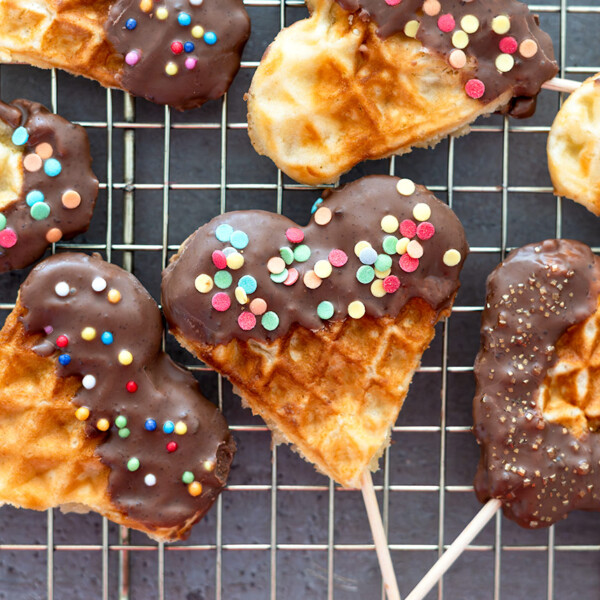 Gofres piruleta decorados con chocolate y fideos de colores