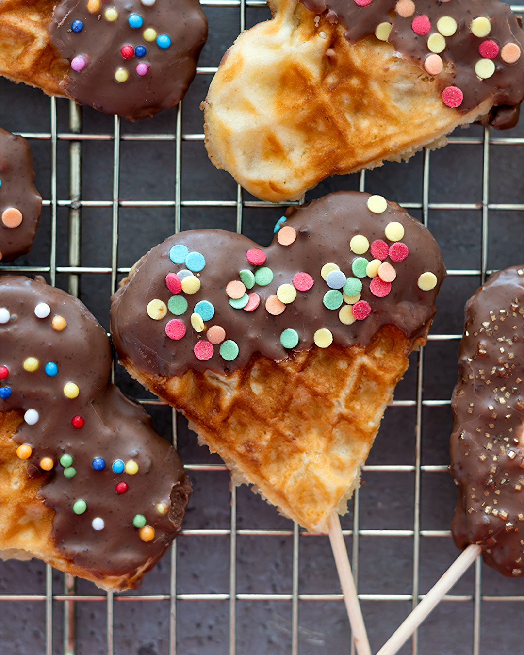 piruletas gofres chocolate sprinkles - Piruletas de gofres: una receta divertida para hacer con niños Piruletas de gofre con chocolate y fideos de colores