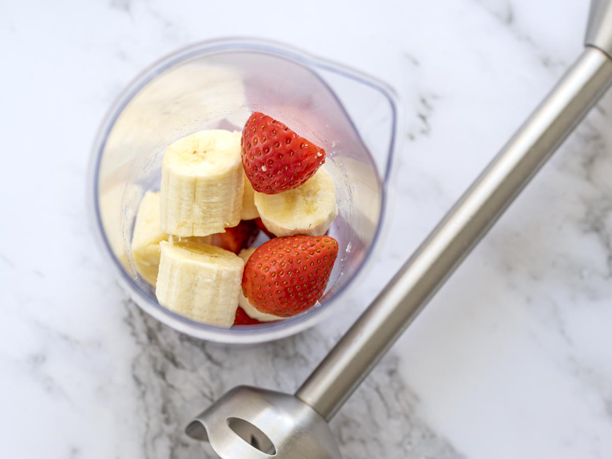 triturar fresas y platano - Tortitas de avena y fresas en freidora de aire, fáciles y sanas