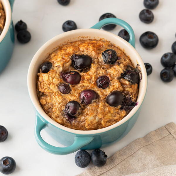 Baked Oats o avena horneada en airfryer con plátano y arándanos