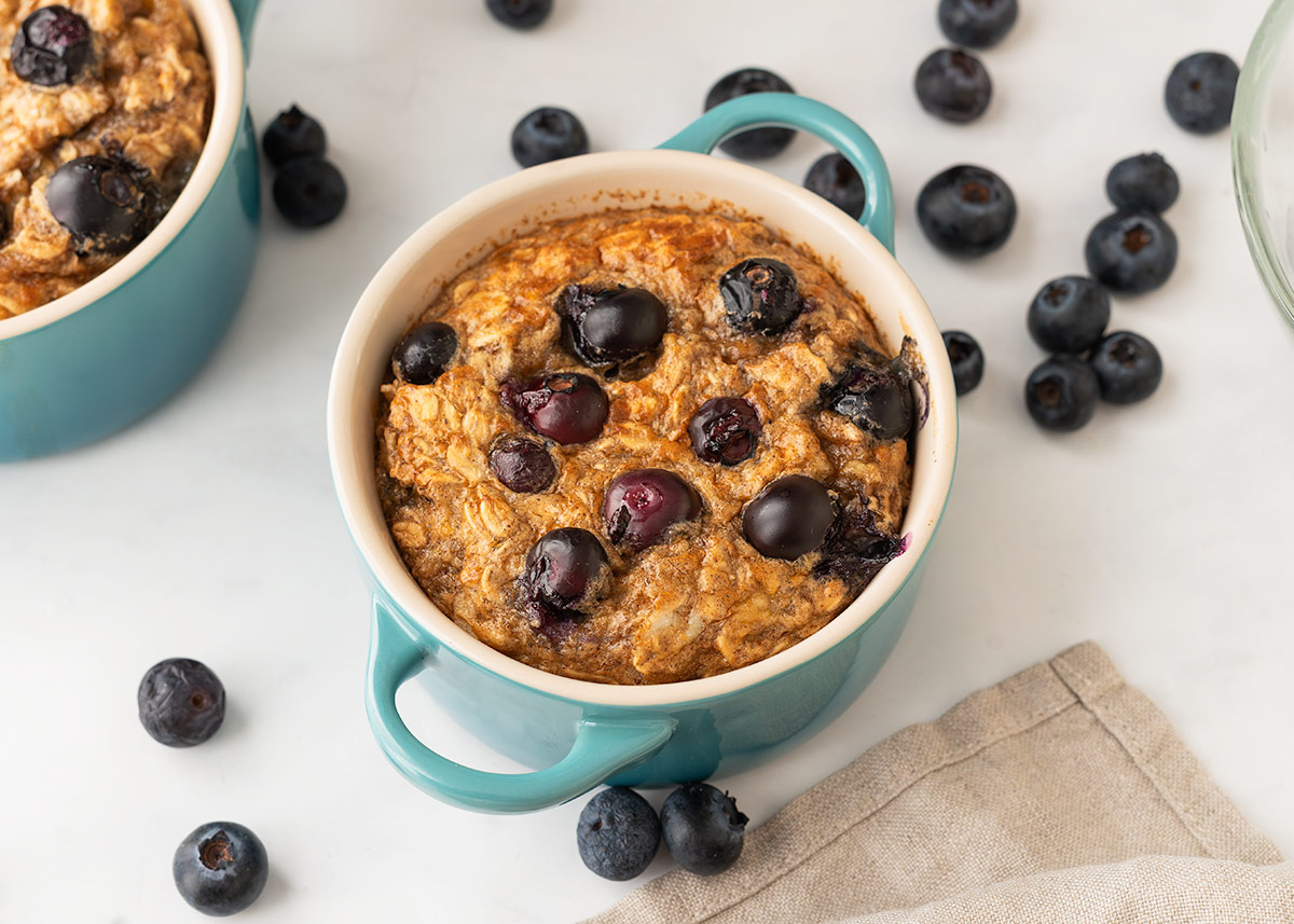 Baked Oats o avena horneada en airfryer con plátano y arándanos