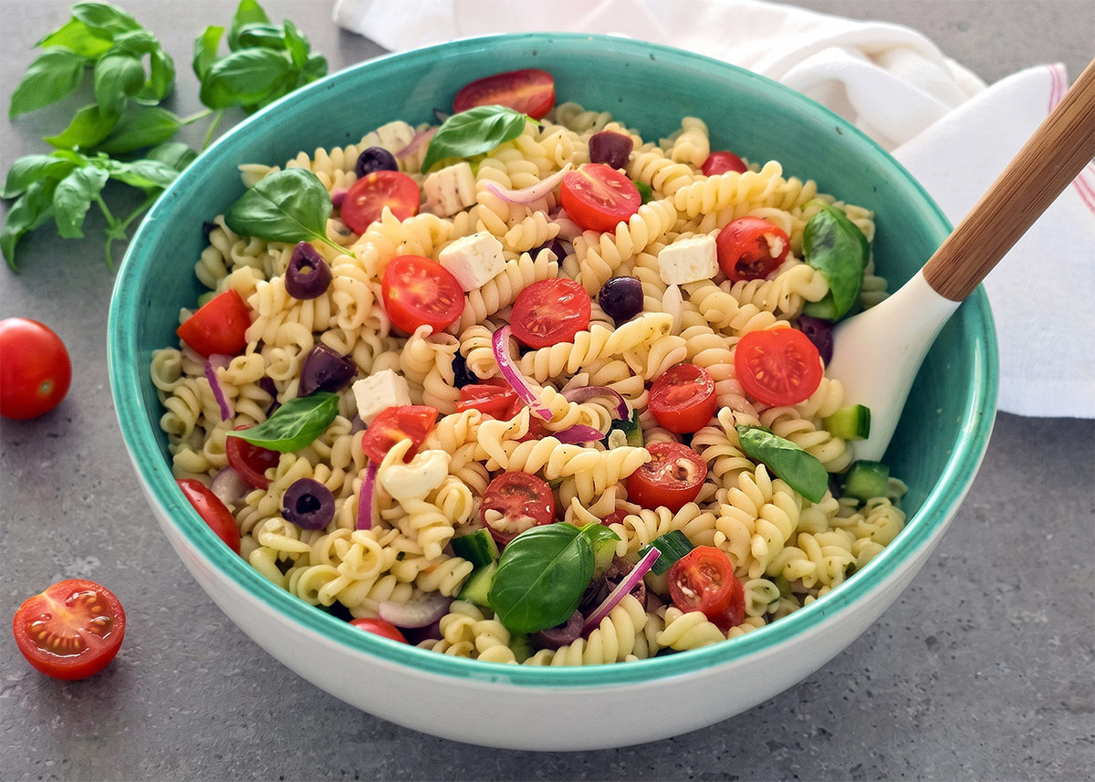 Ensalada de pasta griega con queso feta y aceitunas