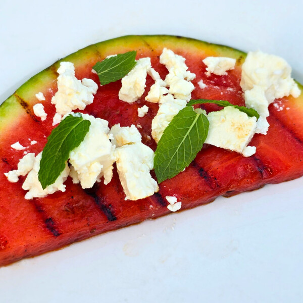 Sandía a la parrilla con queso feta, menta y lima
