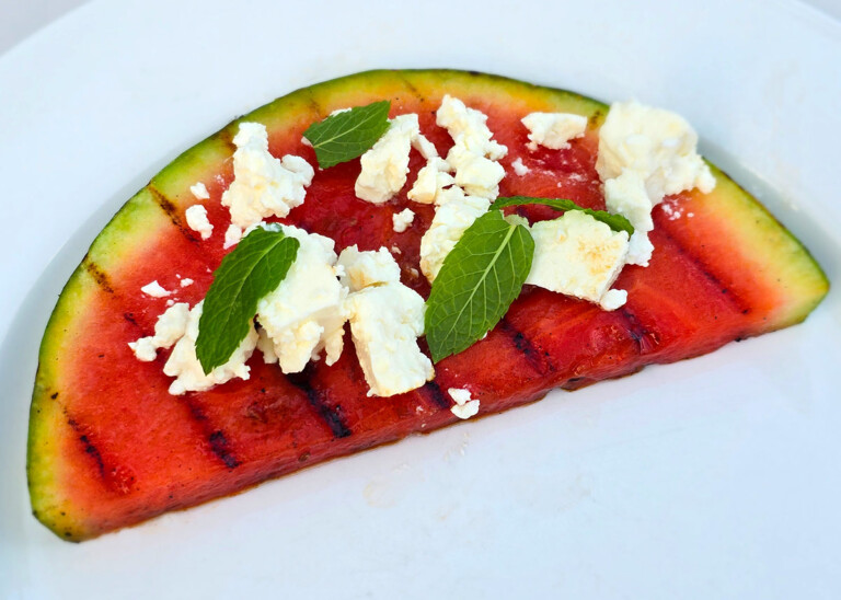 Sandía a la parrilla con queso feta, menta y lima