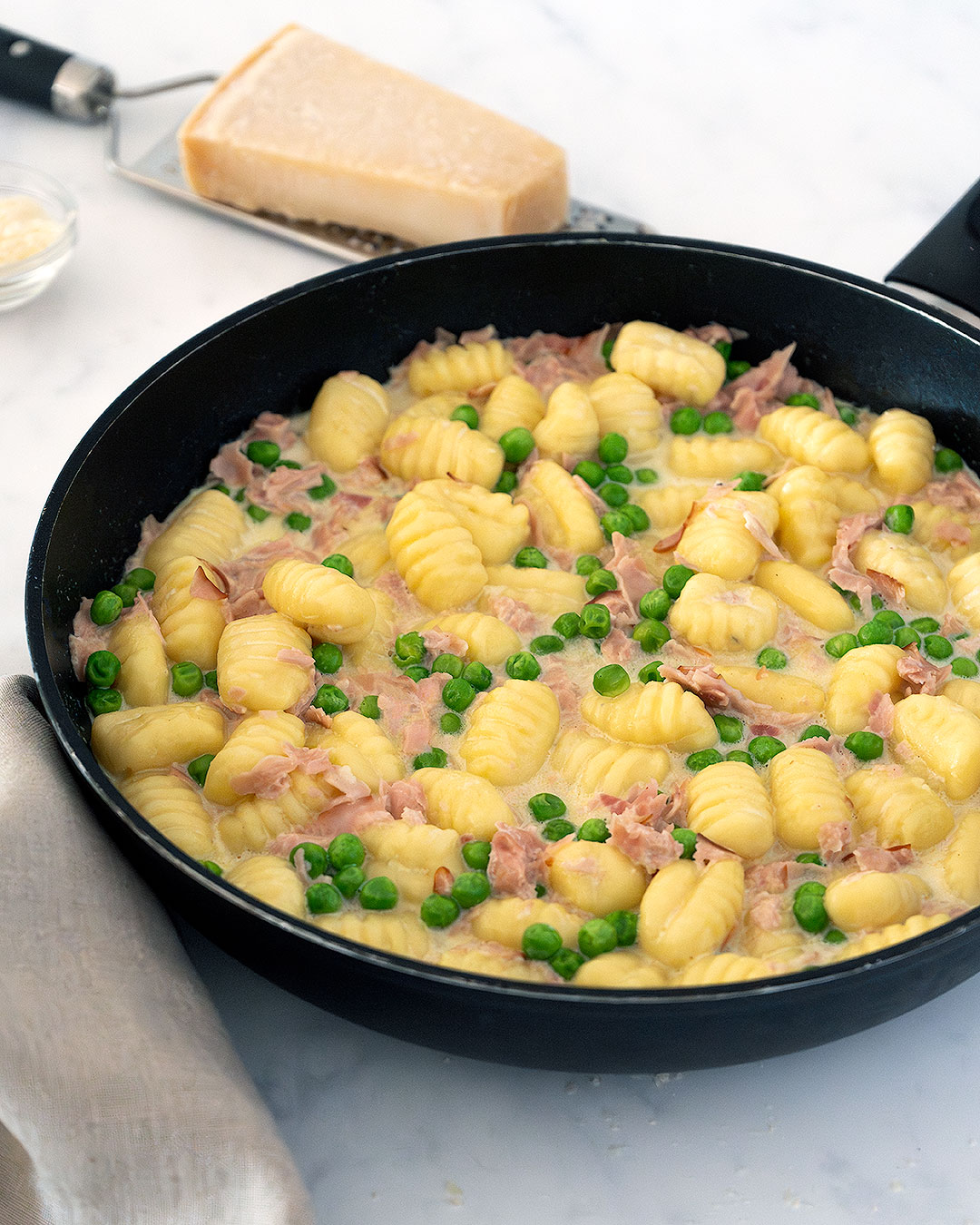 gnocchi salsa nata jamon guisantes 06849 - Ñoquis con salsa cremosa de nata, jamón y guisantes Ñoquis con salsa cremosa de nata, jamón y guisantes